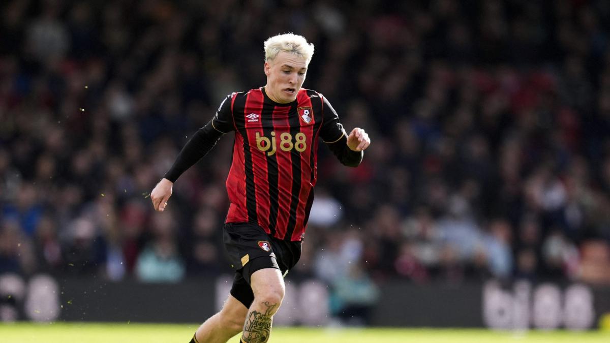 Bournemouth dismisses Alex Jimenez after exchange of messages with 15-year-old minor