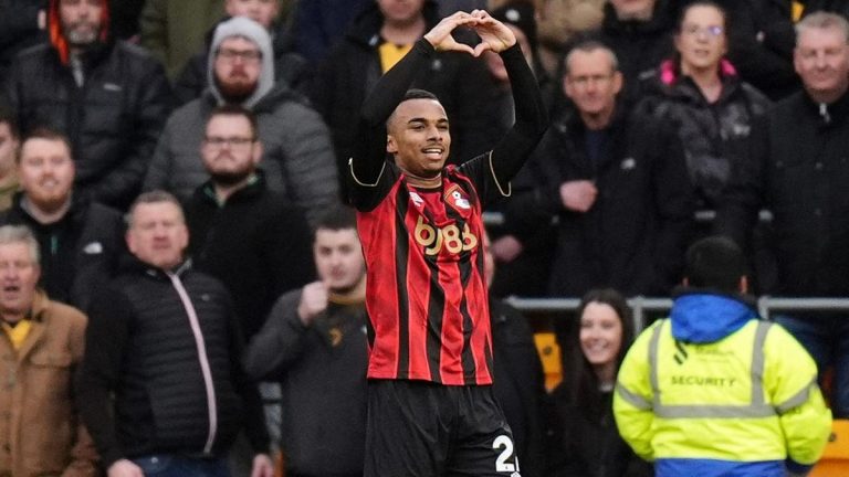 Éli Junior Kroupi equals historic Premier League record