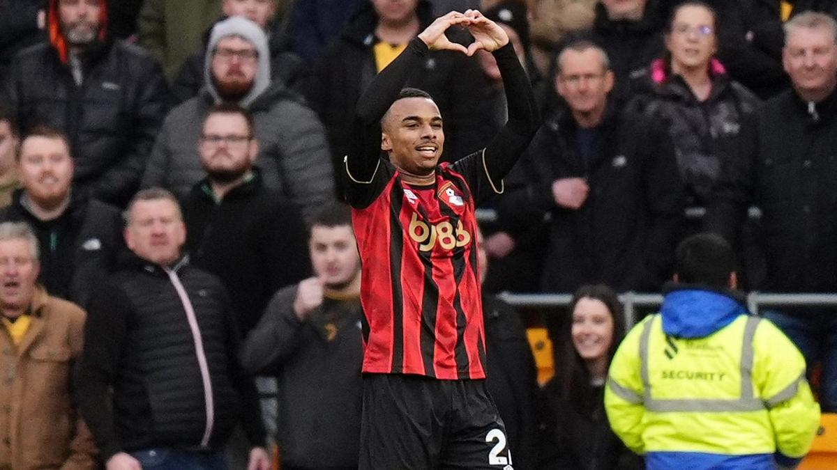 Éli Junior Kroupi equals historic Premier League record
