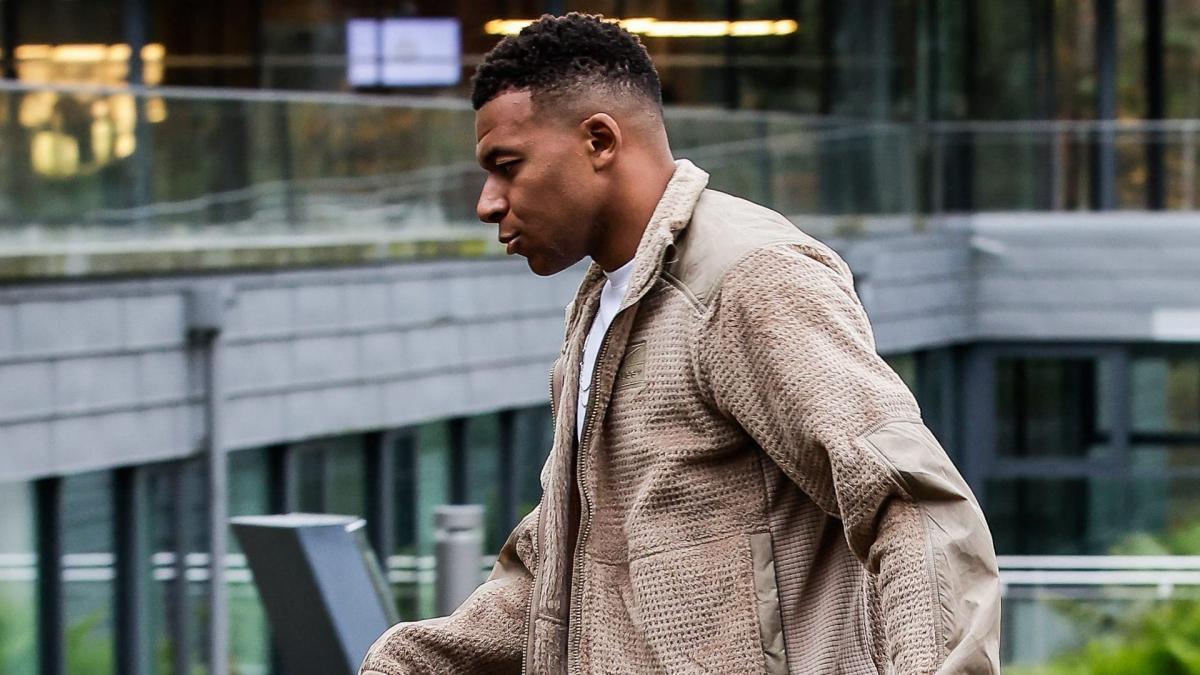 Kylian Mbappé loves the Blues fashion show in Clairefontaine
