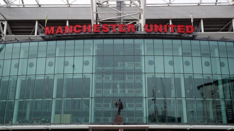 Manchester United to sign record contract