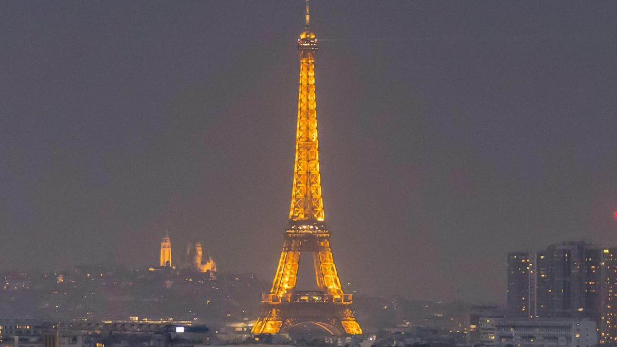 PSG: the Eiffel Tower drowned in thick black smoke following a fire