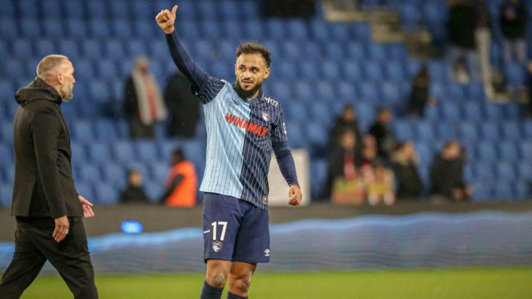 Sofiane Boufal believes that Laurent Blanc's PSG rivals that of Luis Enrique