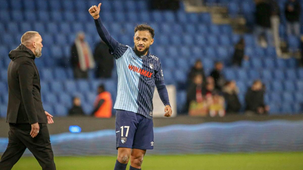 Sofiane Boufal believes that Laurent Blanc's PSG rivals that of Luis Enrique