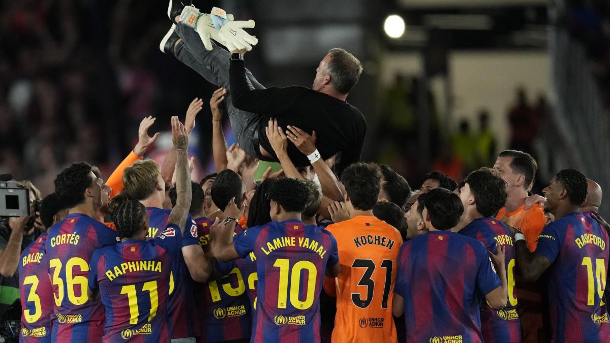 The beautiful condolences of the FC Barcelona stars to Hansi Flick during the title celebration