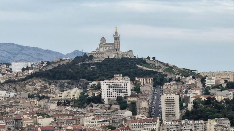 A family of PSG fans threatened and exfiltrated from the Old Port in Marseille