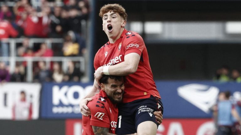 Liverpool announce agreement to sign Víctor Muñoz