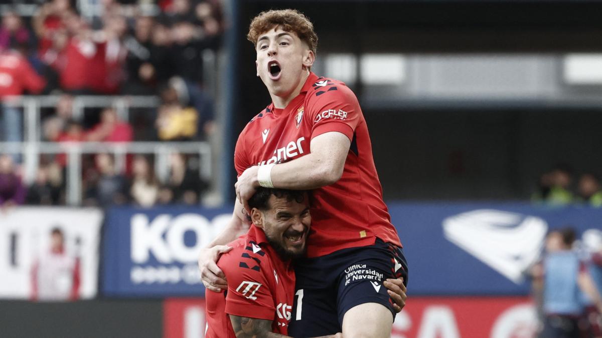 Liverpool announce agreement to sign Víctor Muñoz