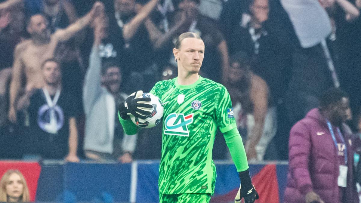 PSG has made its decision for Matvey Safonov