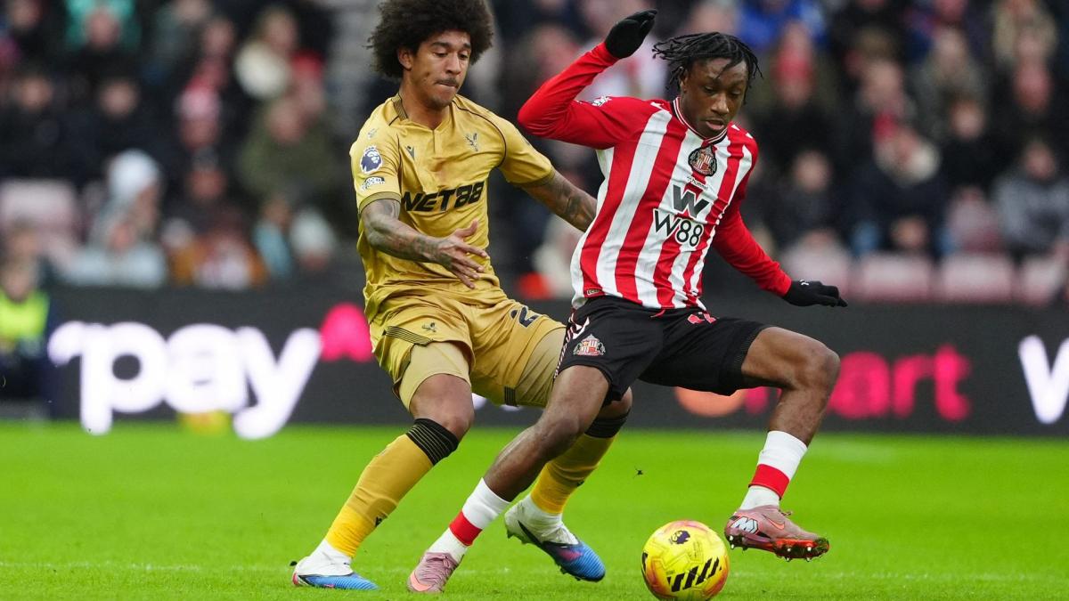 Toulouse rushes at a Sunderland winger