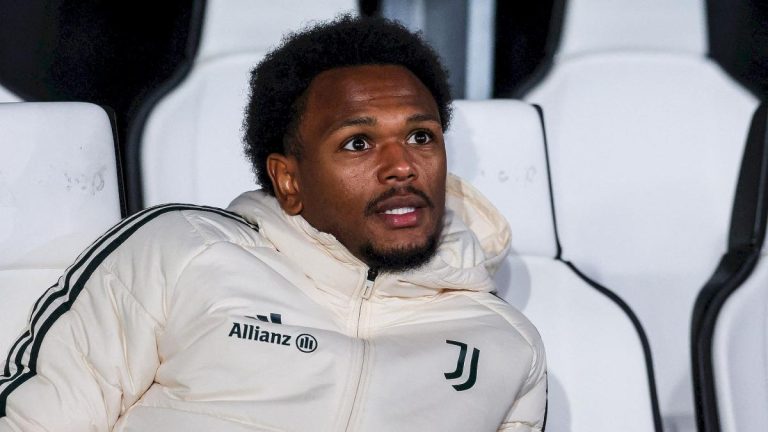OL rushes towards Loïs Openda