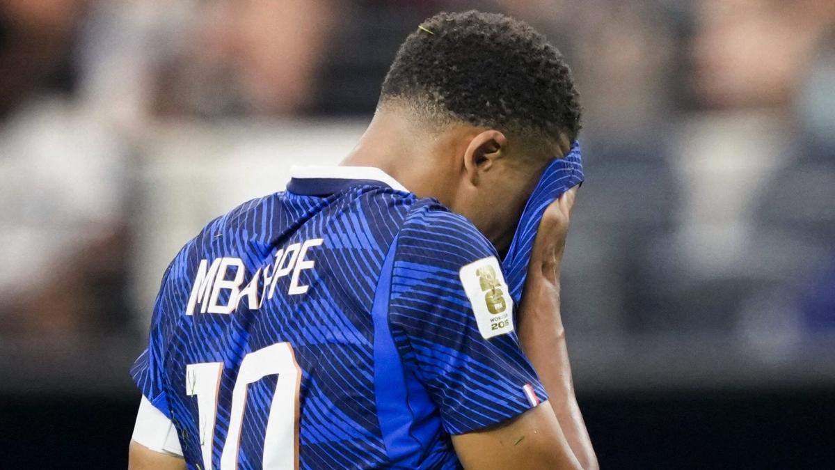 The surprising story of Kylian Mbappé with Ester Expósito in the Blues outfit