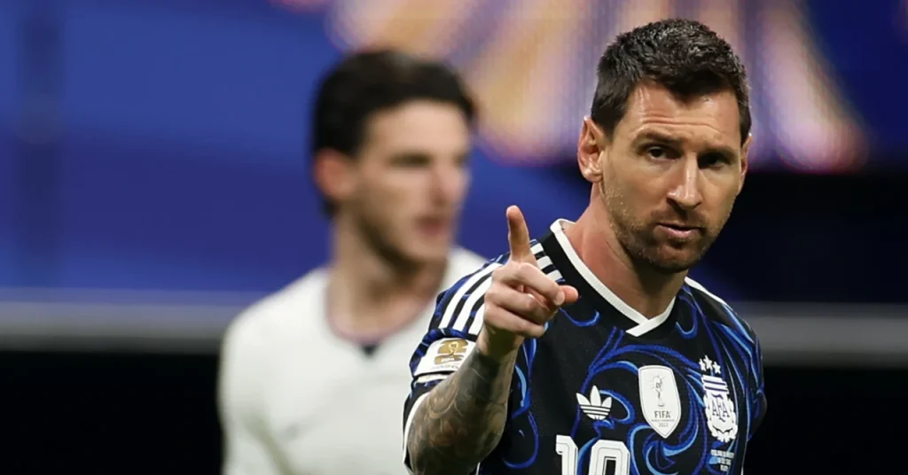 World Cup: Lionel Messi pays Cristiano Ronaldo!