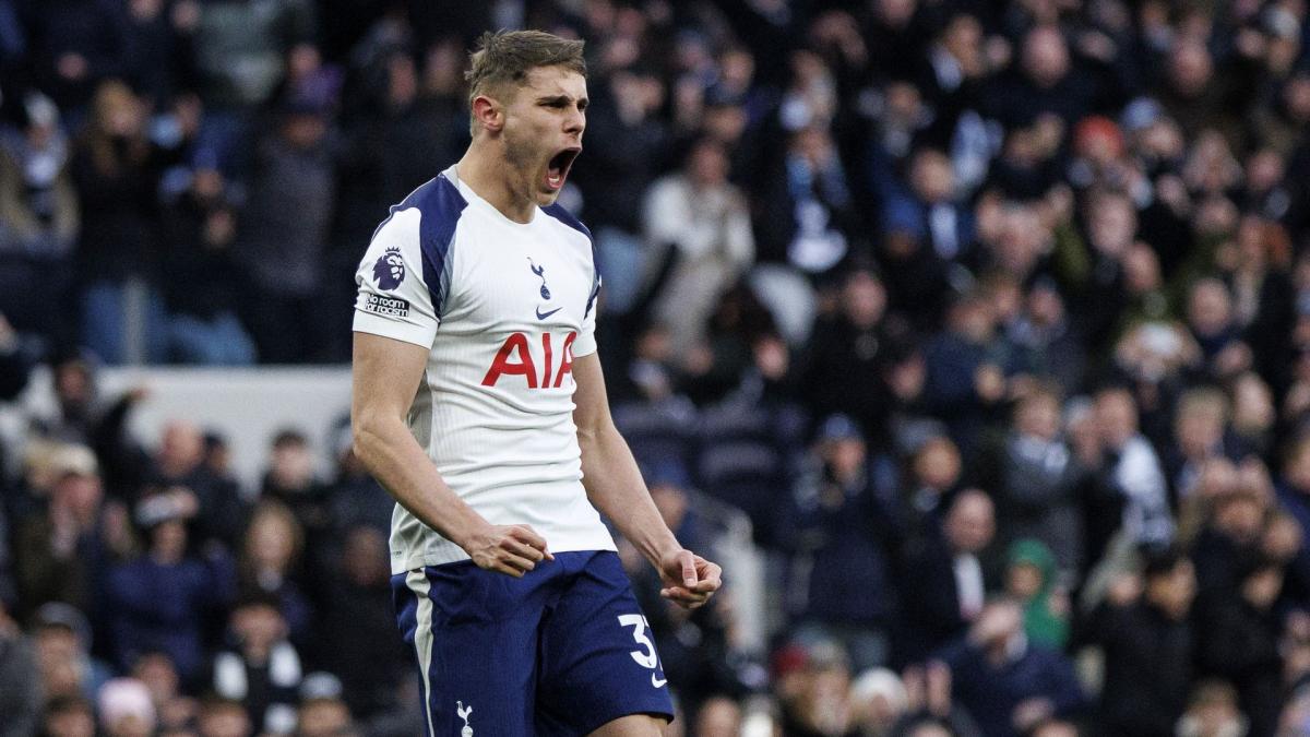 Micky van de Ven extends contract with Tottenham