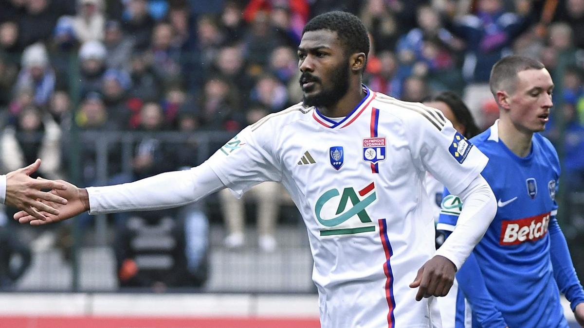 Ainsley Maitland-Niles leaves OL for Everton