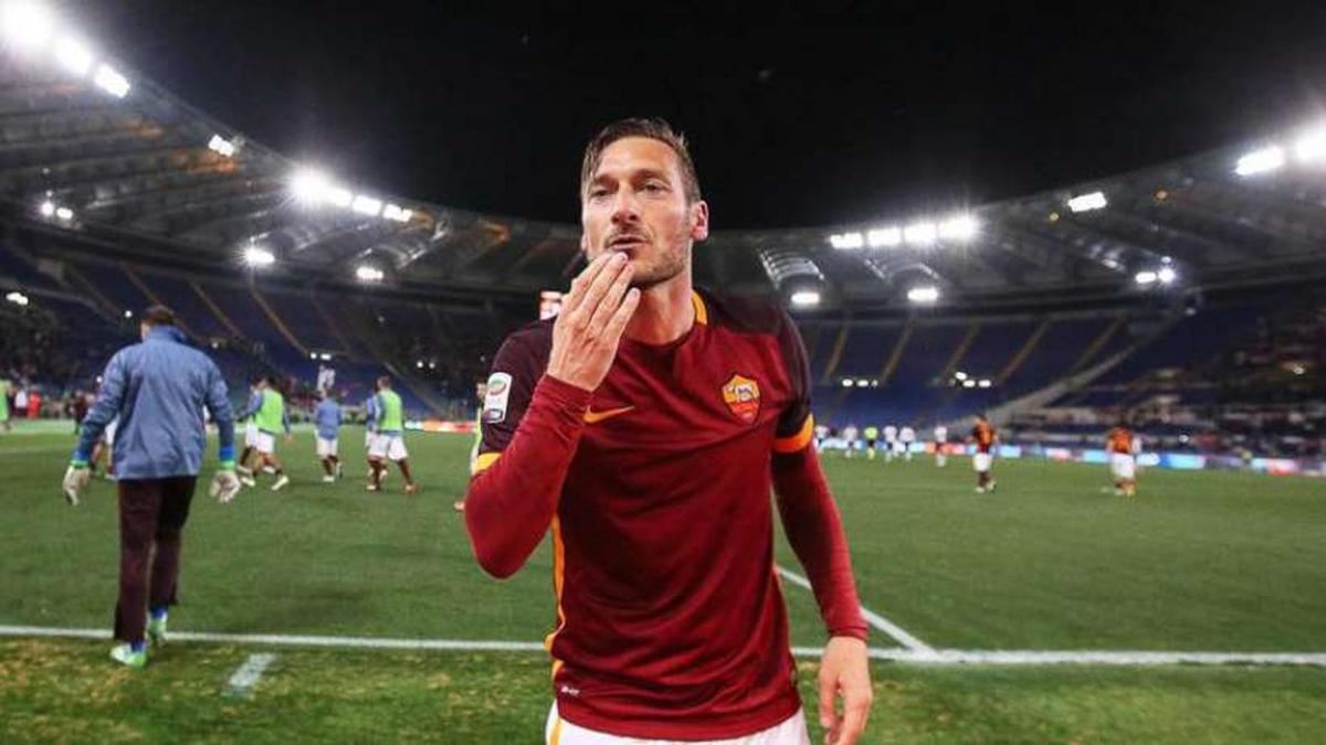 Francesco Totti signs 3-year contract with Roma