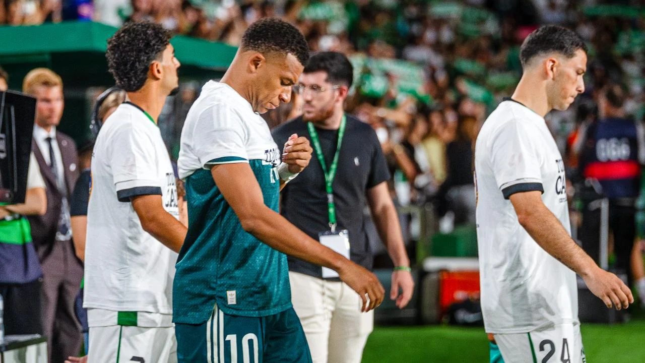 Kylian Mbappé, the far right is letting go!
