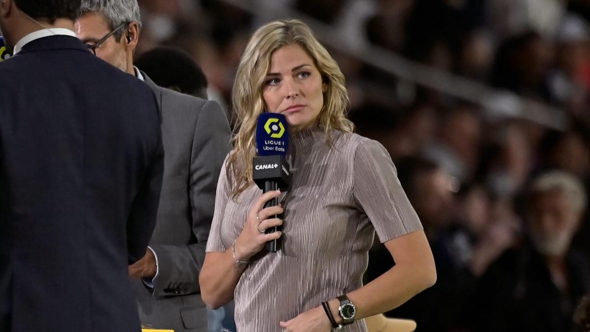 LdC: Laure Boulleau tackles a PSG player