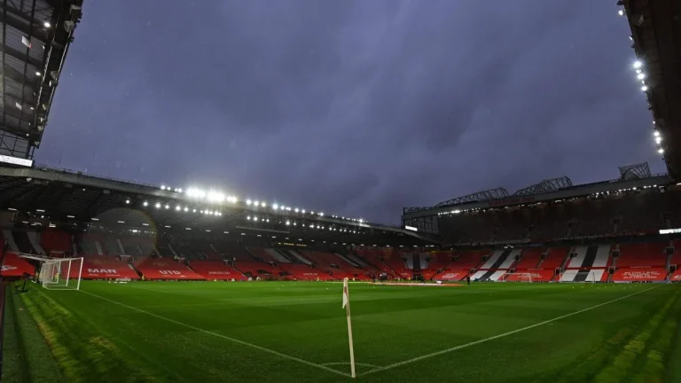 Manchester United sells pieces of Old Trafford pitch for €145 each