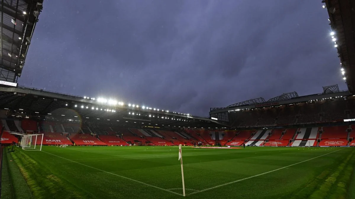 Manchester United sells pieces of Old Trafford pitch for €145 each