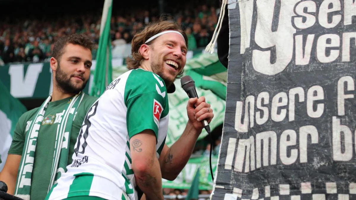 Werder Bremen - Real Madrid: a beer and schnapps break in the middle of the match