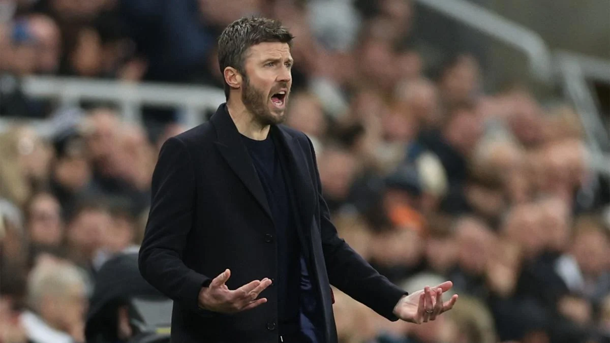 Manchester United: Michael Carrick saves his head… for the moment