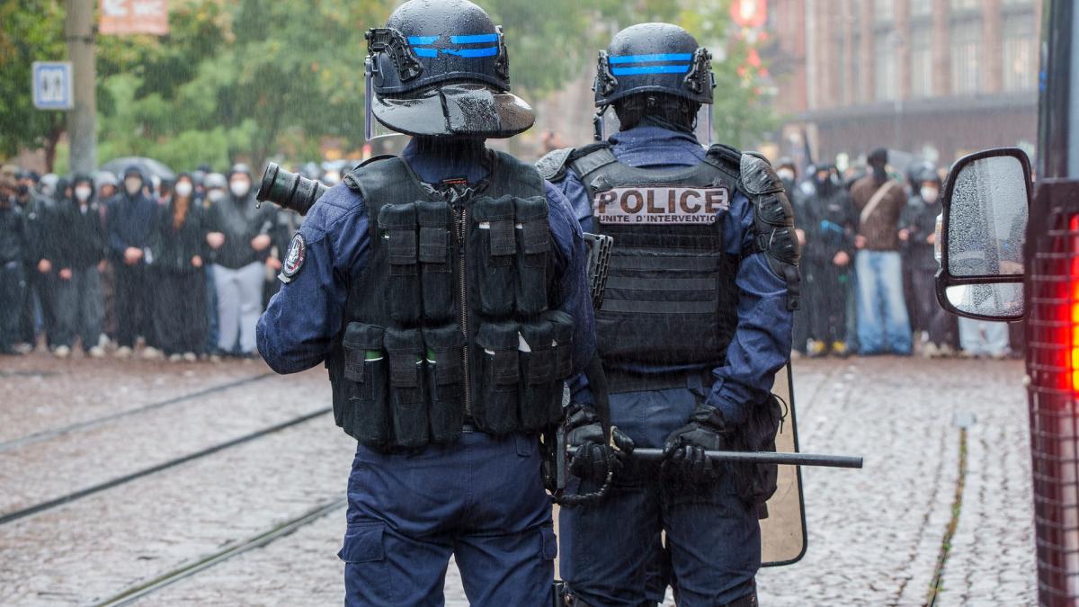 Premier League star surprised in Paris by October 17 protests